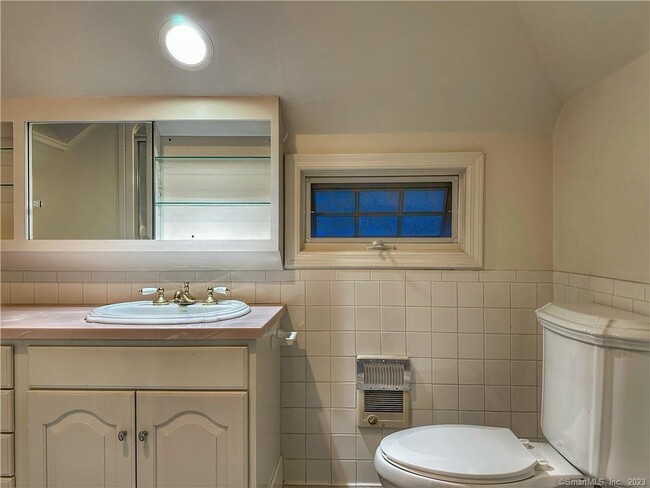 Building Photo - 546 W Taft Ave