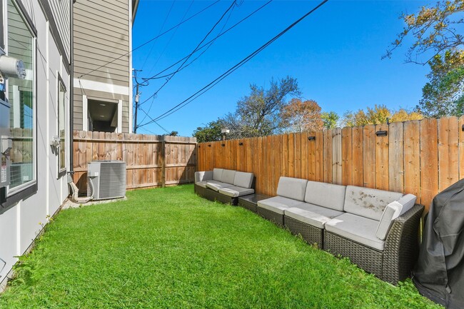 Building Photo - 6704 Parker Grv Ln