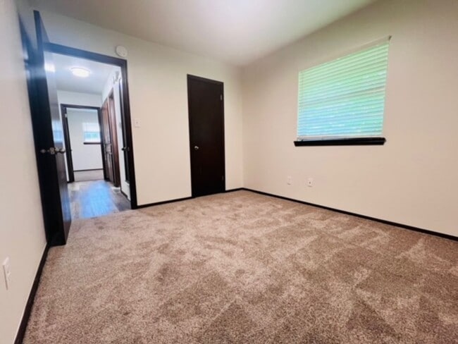 Building Photo - Very nice 3 bed 2 bath home - 1 mile from OU.