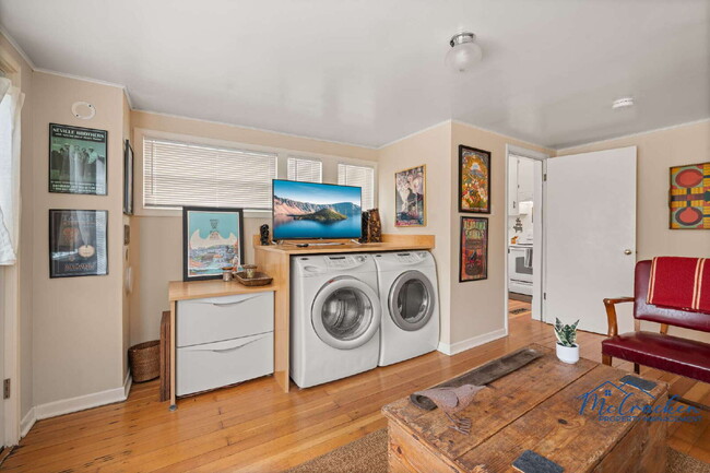Building Photo - Charming 2-Bedroom Cottage with Modern Com...