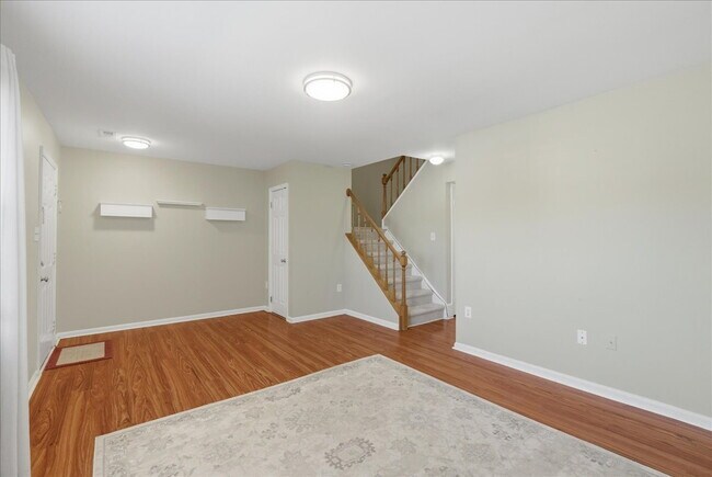 Building Photo - Comfortable Single-Family Home with Functional Layout and Outdoor Space