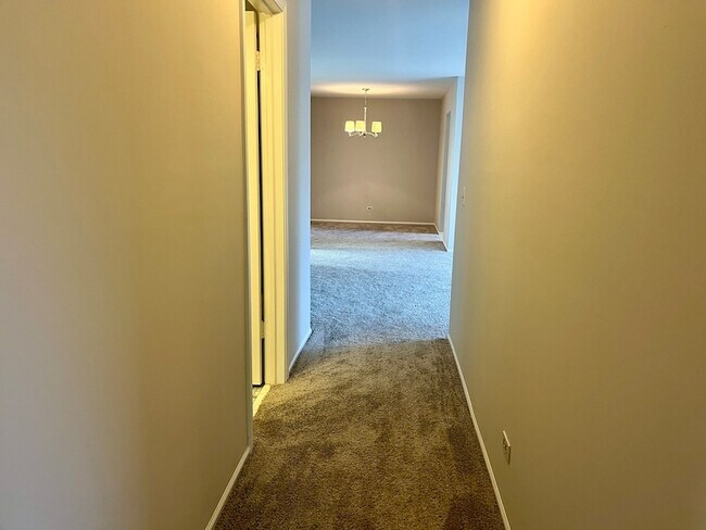 Building Photo - 240 Southwick Ct