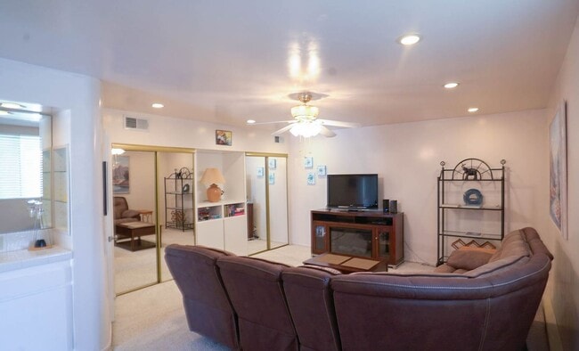 Building Photo - Lakeside Golf Course Retreat in Cathedral ...