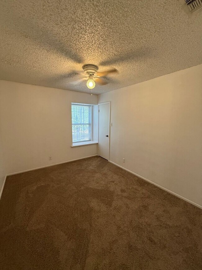 Building Photo - 3 Bedroom/2.5 Bath Silver Creek Subdivision