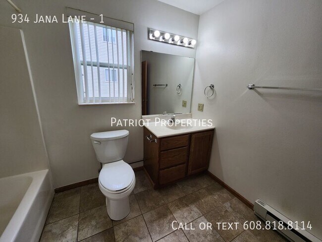 Building Photo - 934 Jana Ln