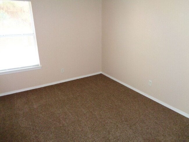 Building Photo - Adorable Single Level Eastside Home With E...