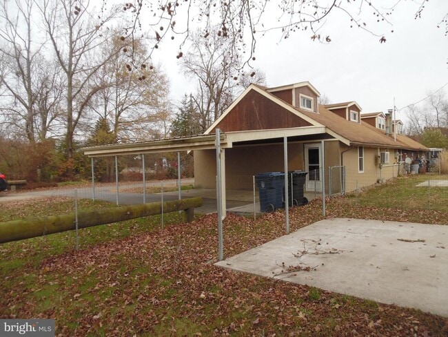 Building Photo - 512 Clems Run