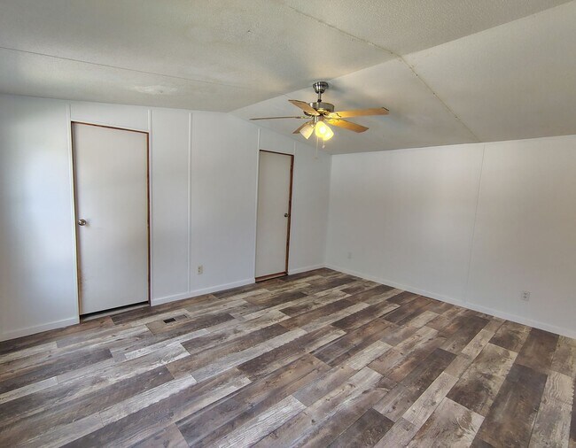 Building Photo - 225 Community Dr