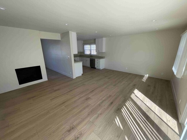 Building Photo - COMPLETELY REMODELED WOODLAND HILLS POOL H...