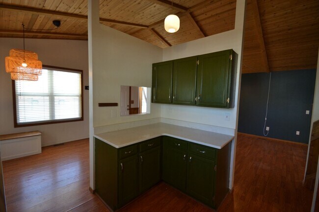 Building Photo - 4 Bedroom Home Available Near COS Airport!