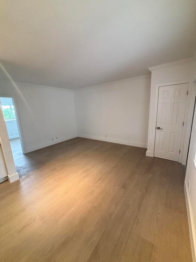 Building Photo - 924 SE 2nd St