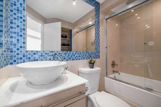 Building Photo - 801 Brickell Bay Dr