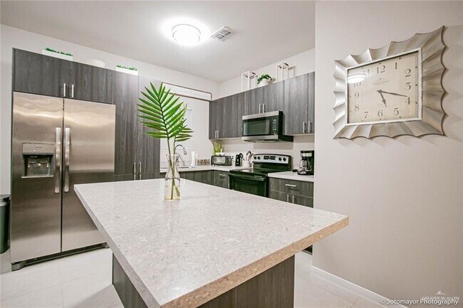 Building Photo - 15 Swallow Ave