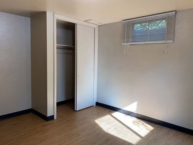 Building Photo - STUDENTS WELCOME! 5 Bed 2 Bath Ranch House w/ Basement