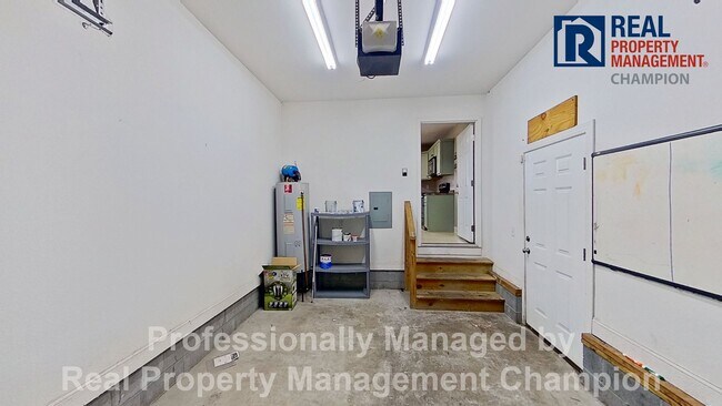 Building Photo - 3 BD/2.5 BA Home with Fenced Yard & Attached Garage