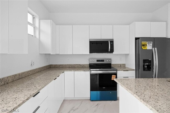 Building Photo - 1923 Sunniland Blvd