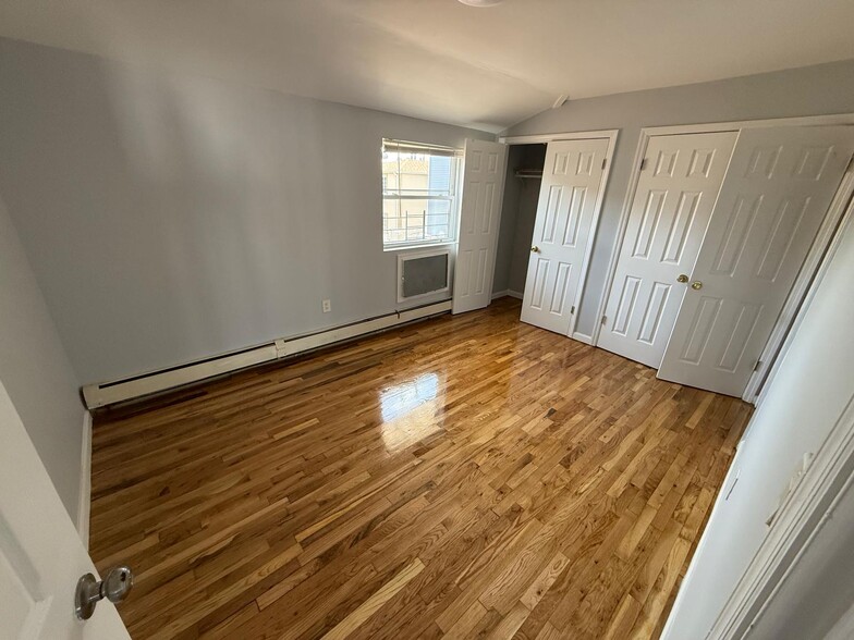 Building Photo - 4609 Beach Channel Dr