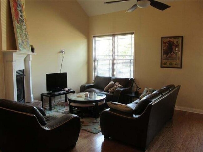 Building Photo - 382 Preston Ave