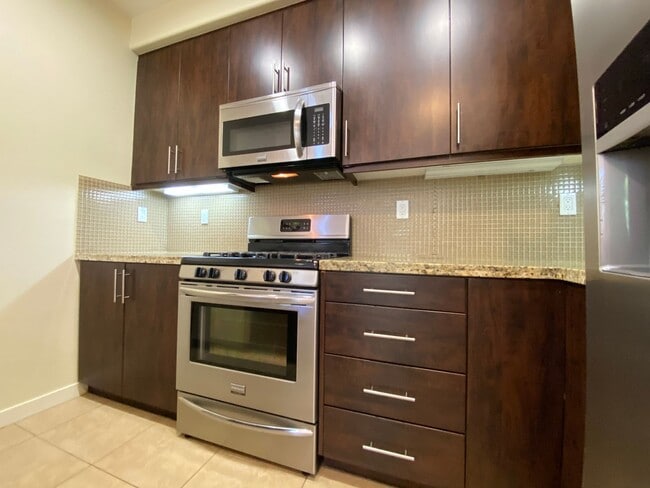 Building Photo - 3bedroom 3 bath home in the Solaire Commun...