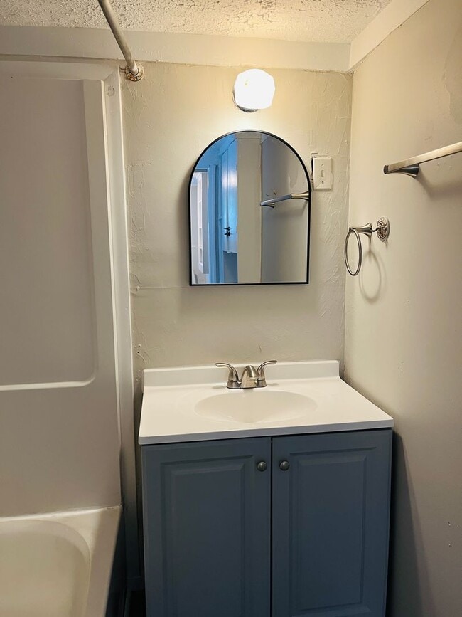 Building Photo - Cute as a button! 2 bed, 1 full bath, renovated cottage, hardwood floors, large porch, lots of ch...
