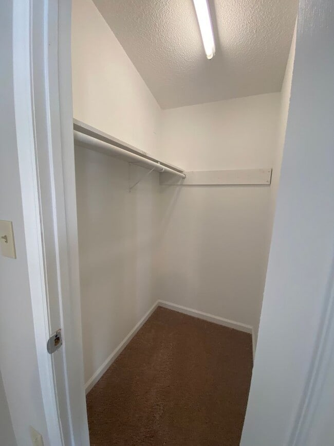 Building Photo - Beautiful 4 Bedroom, 2 Bath House Convenie...