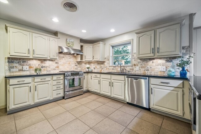 Building Photo - 9813 Pine Lake Dr