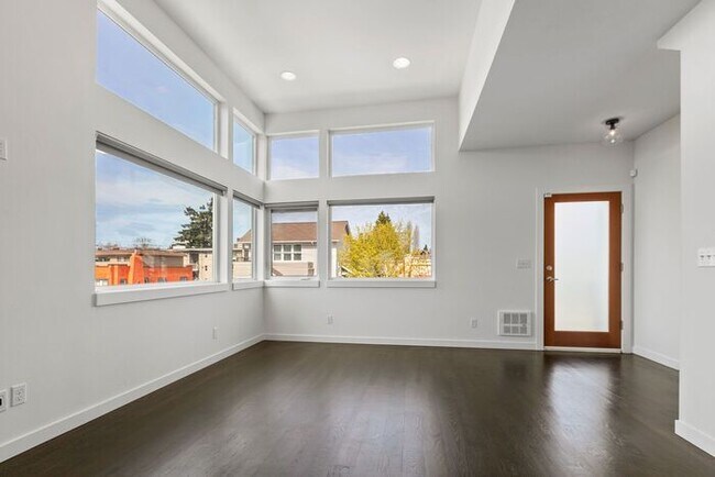 Building Photo - Stunning Modern Air-Conditioned in Coveted...