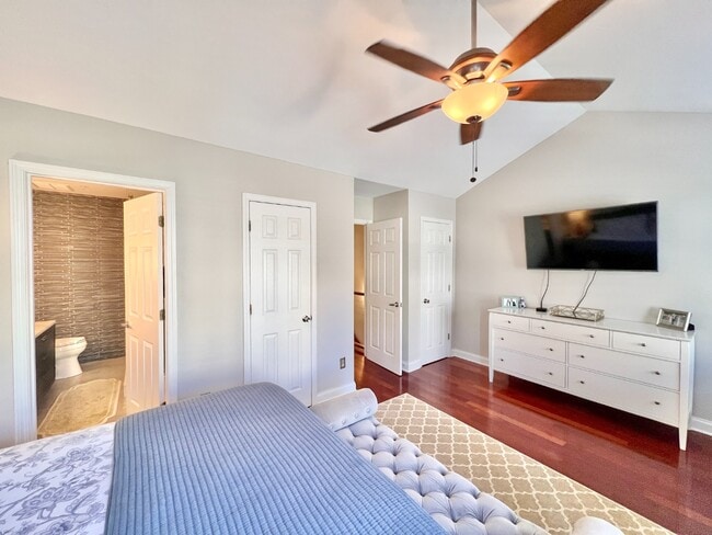 Building Photo - UPTOWN TOWNHOUSE!