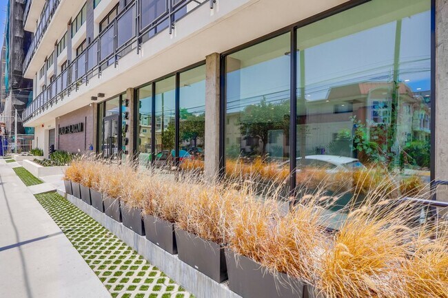 Building Photo - Prime Koreatown Brand New 2 Story Loft Style Unit! 6 Weeks Free Rent Concession