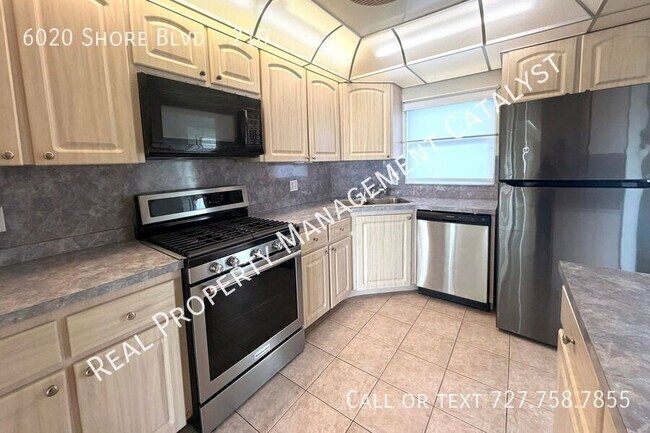 Building Photo - 6020 Shore Blvd S