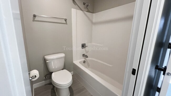 Building Photo - Modern 3-Bedroom Home!