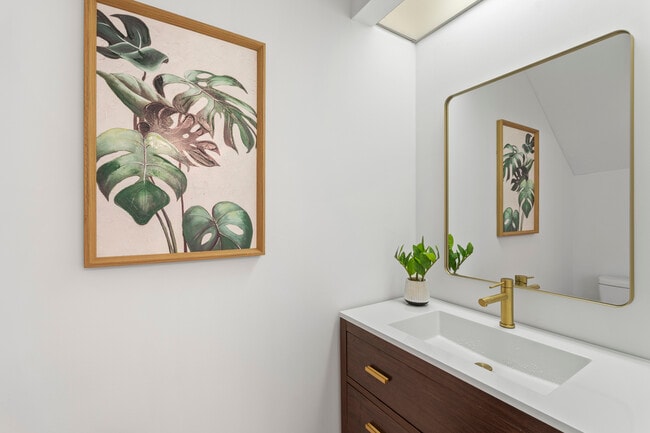 Building Photo - 9231 Kings Canyon Dr