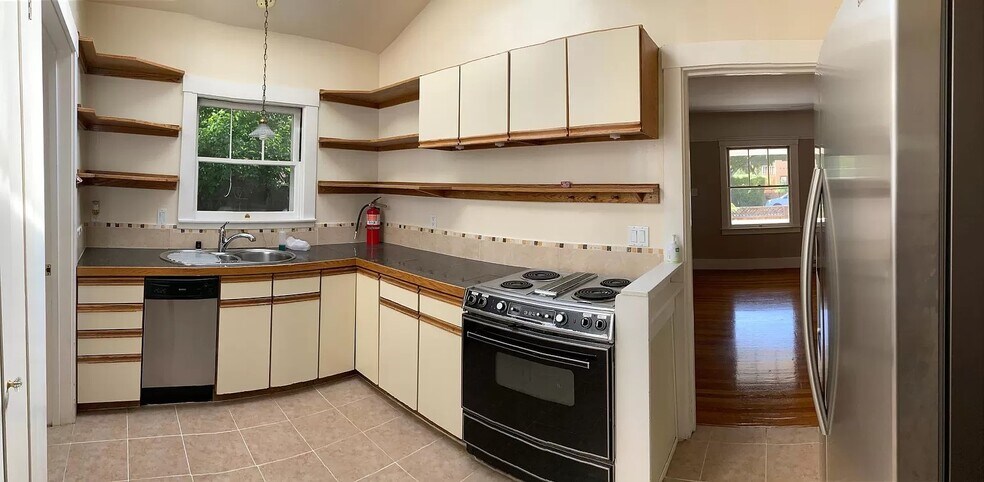 Kitchen - 671 Kingsley Ave