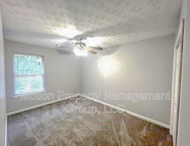 Building Photo - 5556 Pineridge Ct