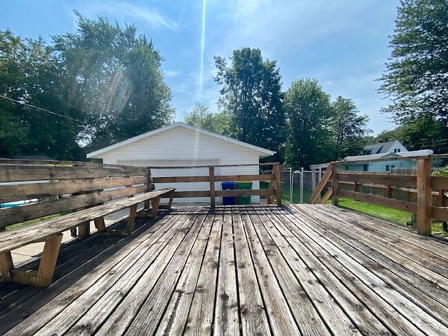 Building Photo - Charming 2 Bedroom 1 Bath Single Family Home!