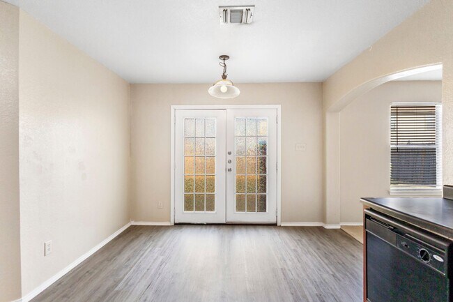 Building Photo - Stylish & Spacious 4-Bedroom Home