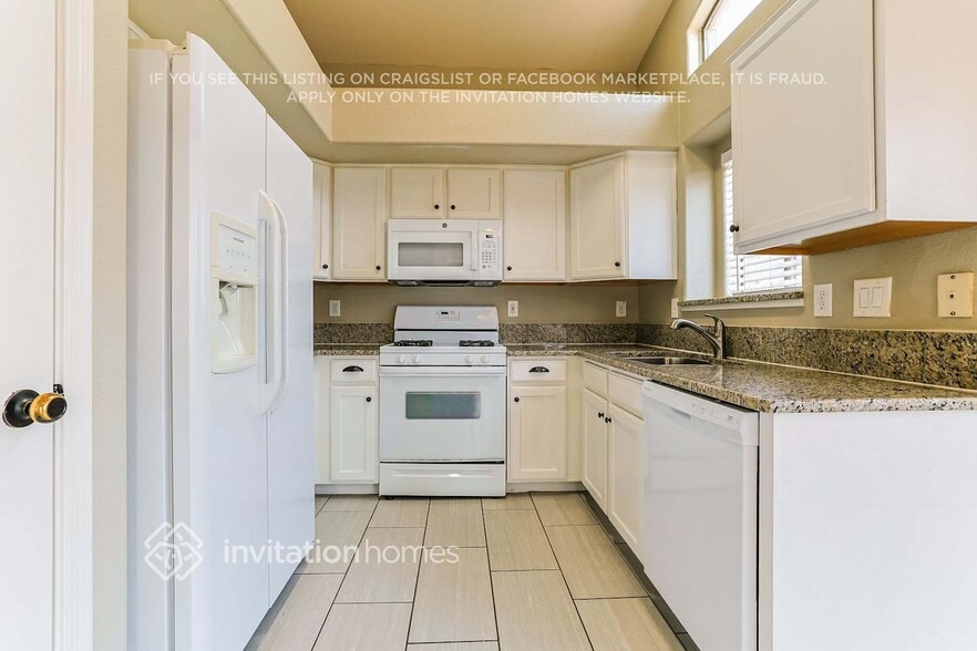 Building Photo - 11442 E Pronghorn Ave