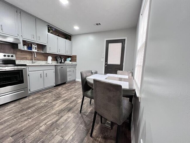 Building Photo - 3461 Southgate Trail SE