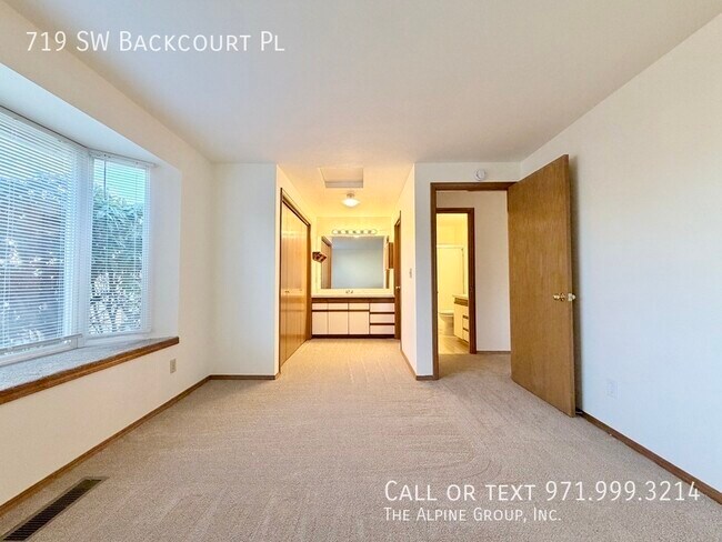 Building Photo - 719 SW Backcourt Pl