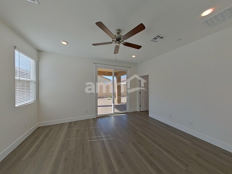 Building Photo - 893 English Primrose St