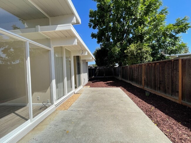 Building Photo - Gorgeous Upgraded Home Available Now!
