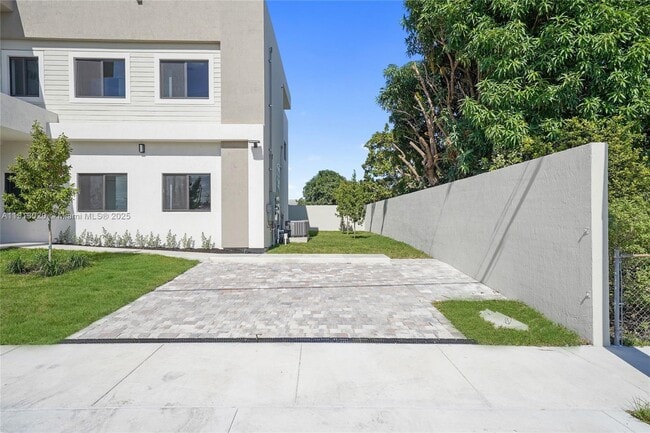 Building Photo - 4303 E 8th Ct