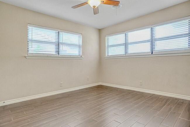 Building Photo - 921 Holiday Dr
