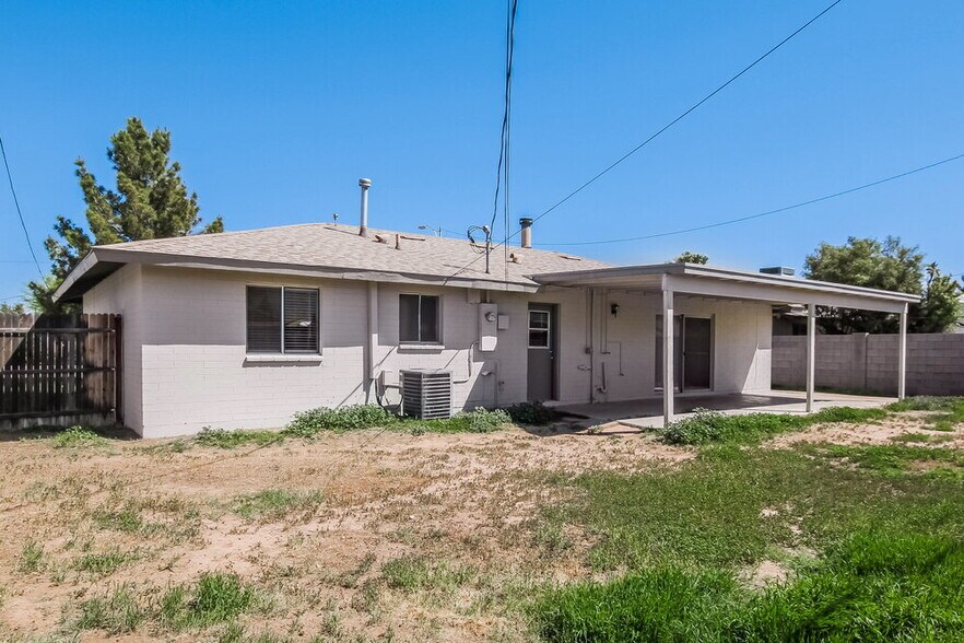 Building Photo - 8037 E Oak St