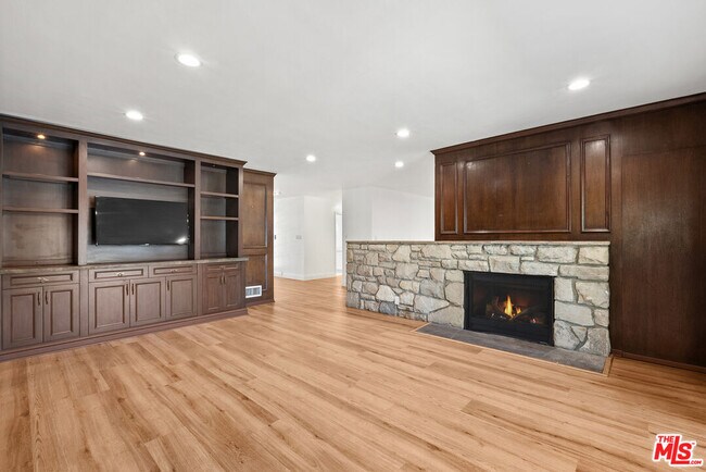 Building Photo - 717 Alta Dr