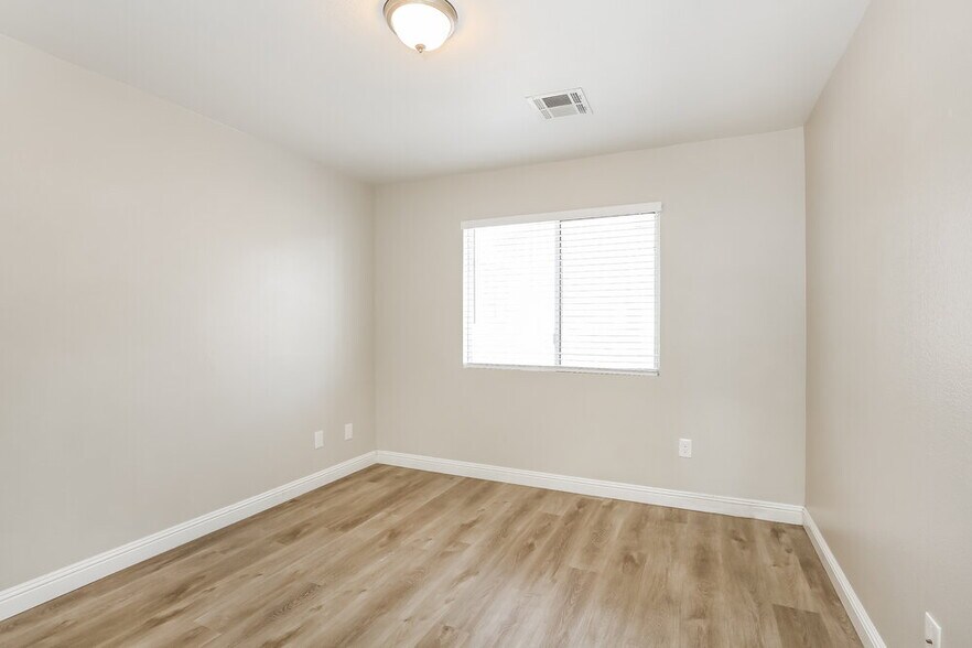 Building Photo - 1022 Shades End Ave