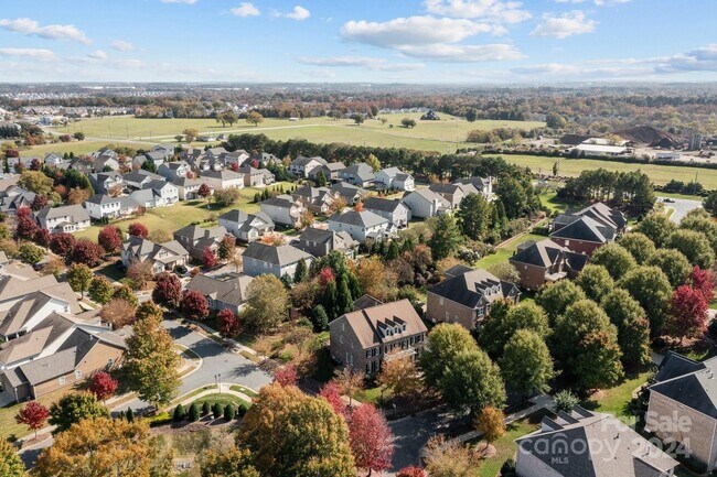 Building Photo - 9440 Wallace Pond Dr