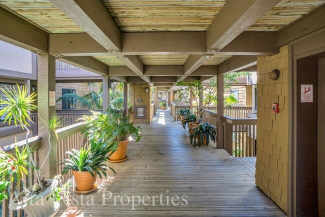 Building Photo - Villa La Jolla Dr 8840-204