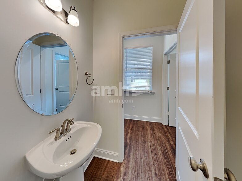 Building Photo - 405 Levon Ct