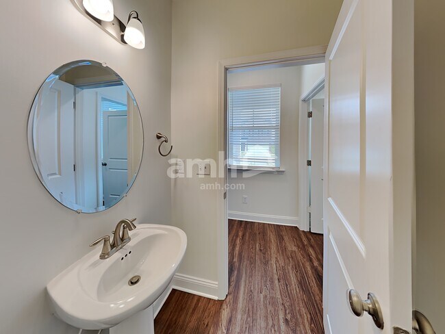 Building Photo - 405 Levon Ct